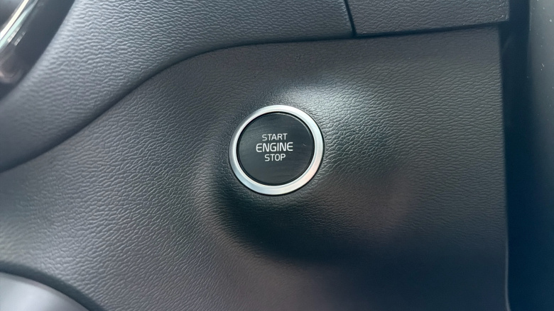 Volvo XC40 2.0 B4P Ultimate Dark 5dr Auto Petrol Estate